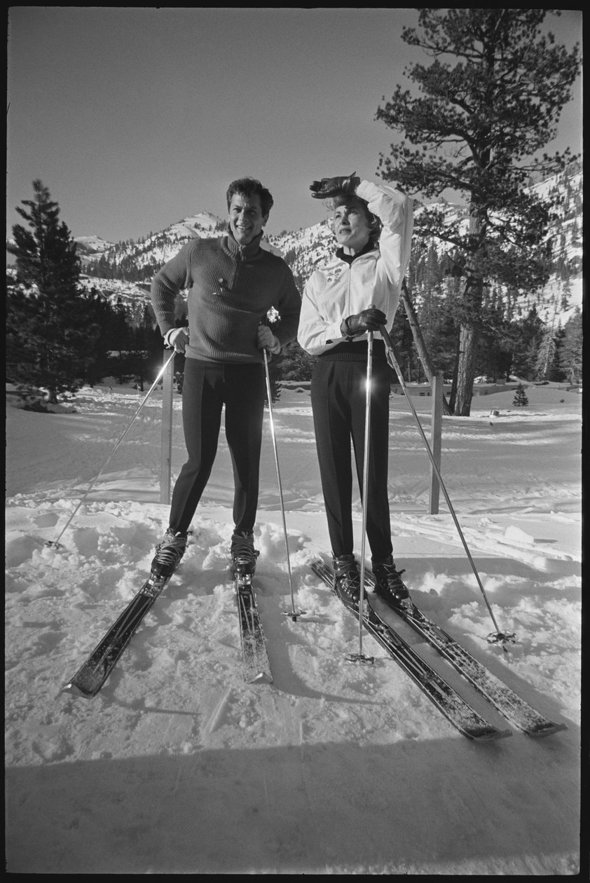Janet Leigh e Tony Curtis em esquis nos Jogos Olímpicos de Inverno, Squaw Valley, Califórnia de Orlando Suero