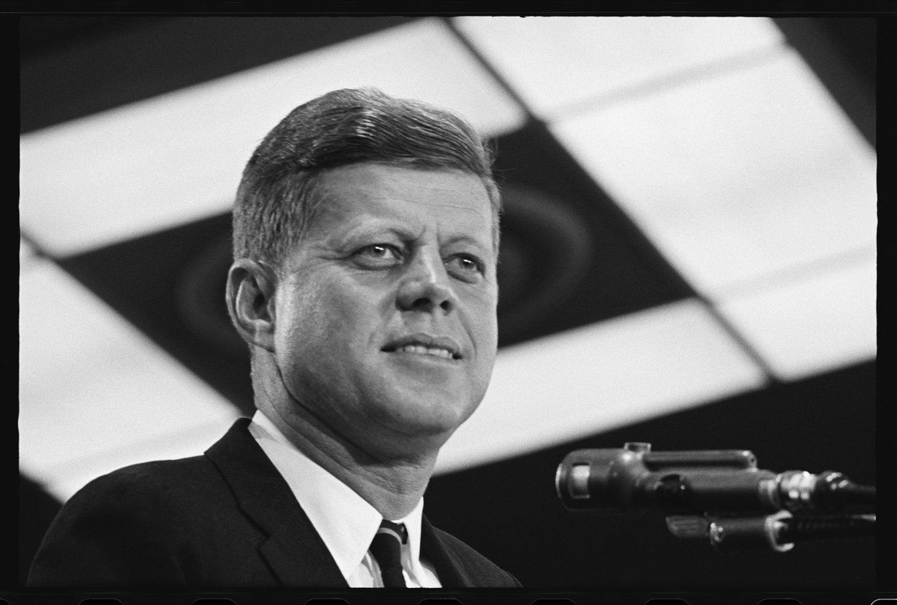 John F. Kennedy faz um discurso de Orlando Suero