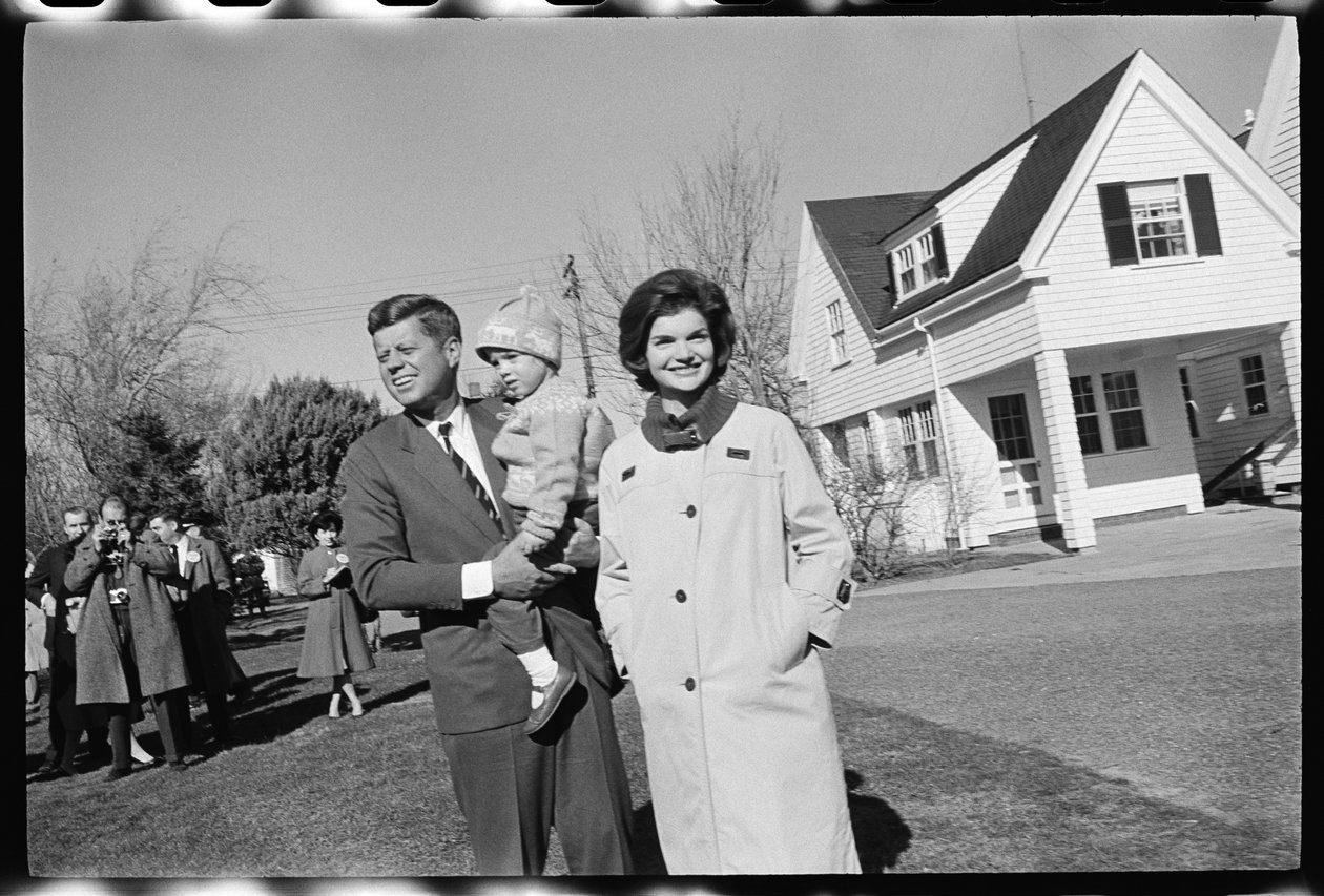 John F. Kennedy com Jackie Kennedy e a filha, Caroline. de Orlando Suero