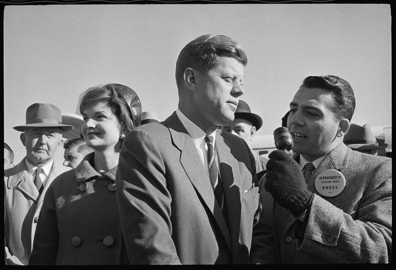 John F. Kennedy com repórter e Jackie Kennedy durante as eleições de Orlando Suero
