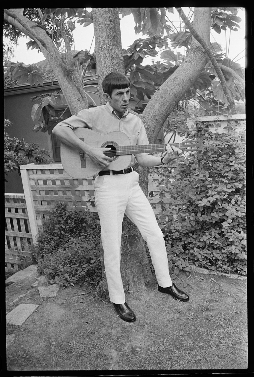 Leonard Nimoy toca guitarra de Orlando Suero