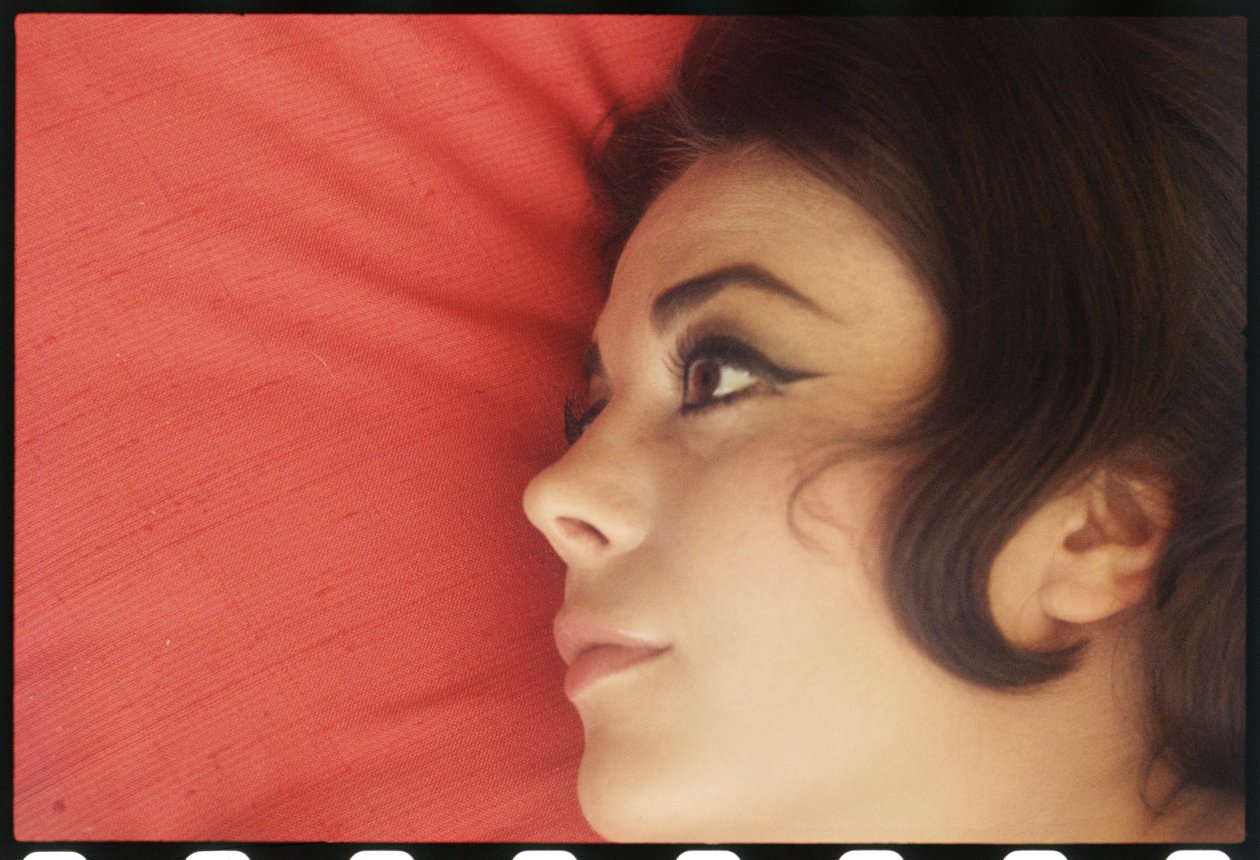 Natalie Wood em casa com a cabeça no travesseiro de Orlando Suero