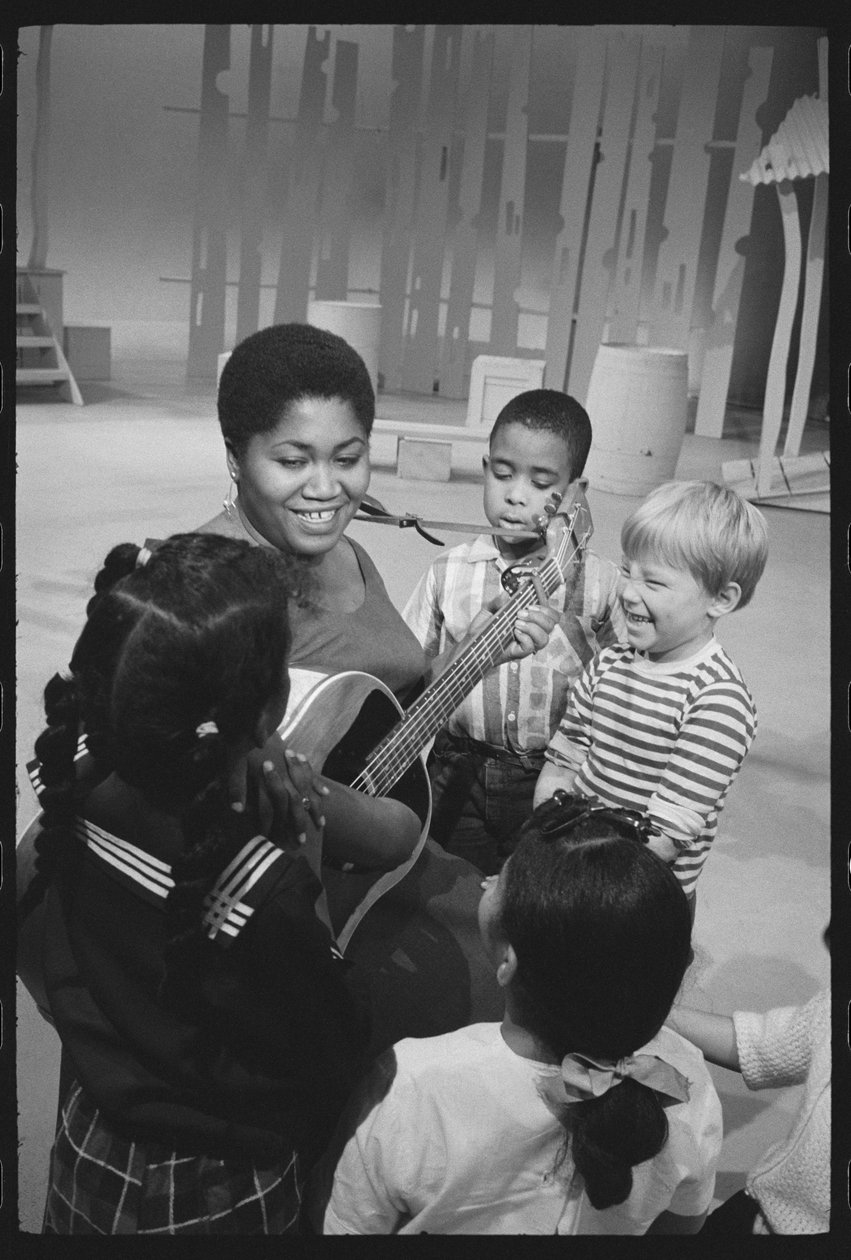 Odetta canta para a infância em um aparelho de TV especial de Orlando Suero