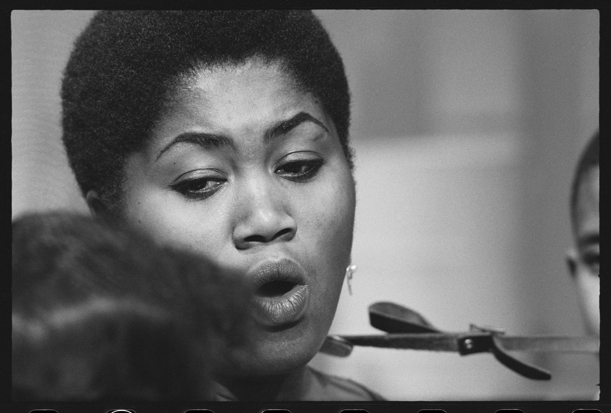Odetta canta para a infância em um aparelho de TV especial de Orlando Suero