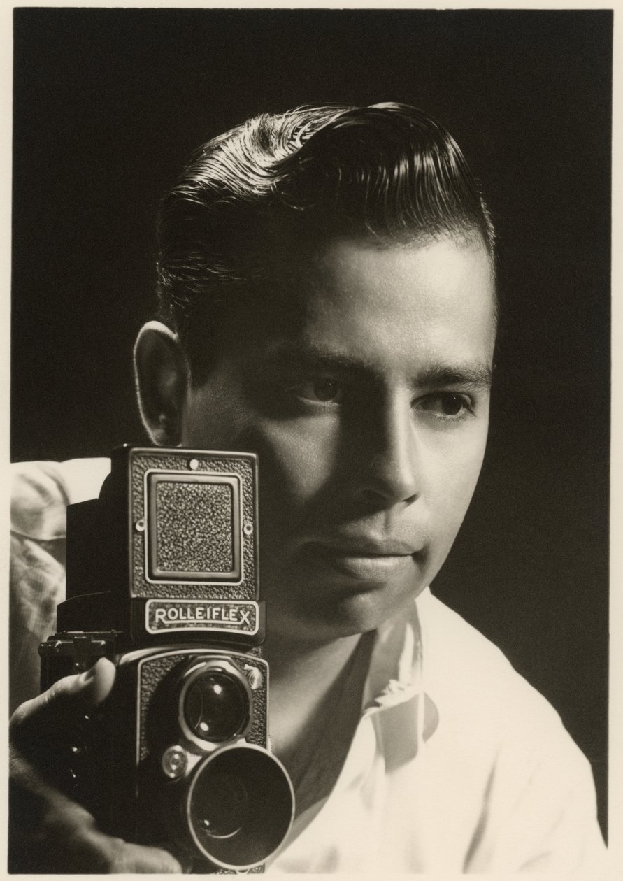 Retrato de Orlando Suero com câmera Rolleiflex, c.1954 (foto a p/b) de Orlando Suero