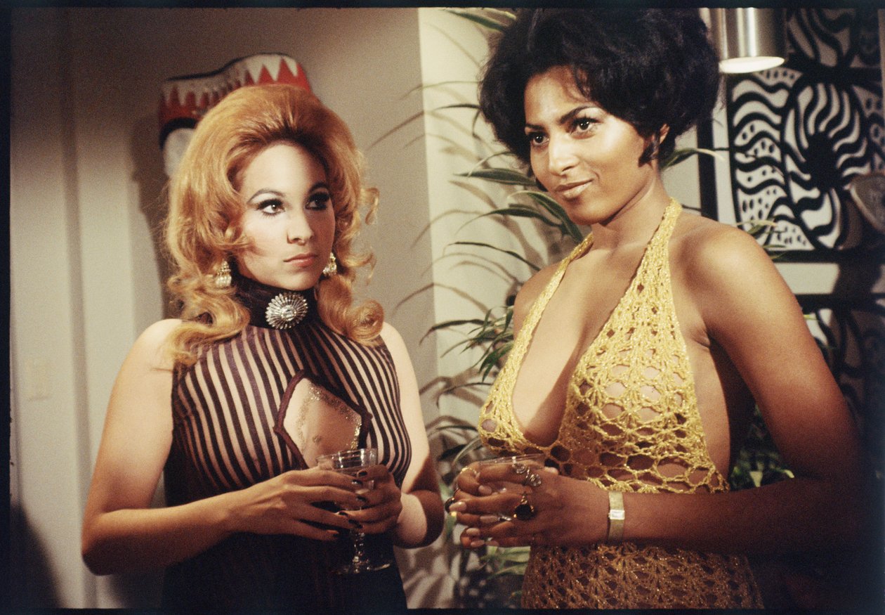 Pam Grier como fundo extra no conjunto 