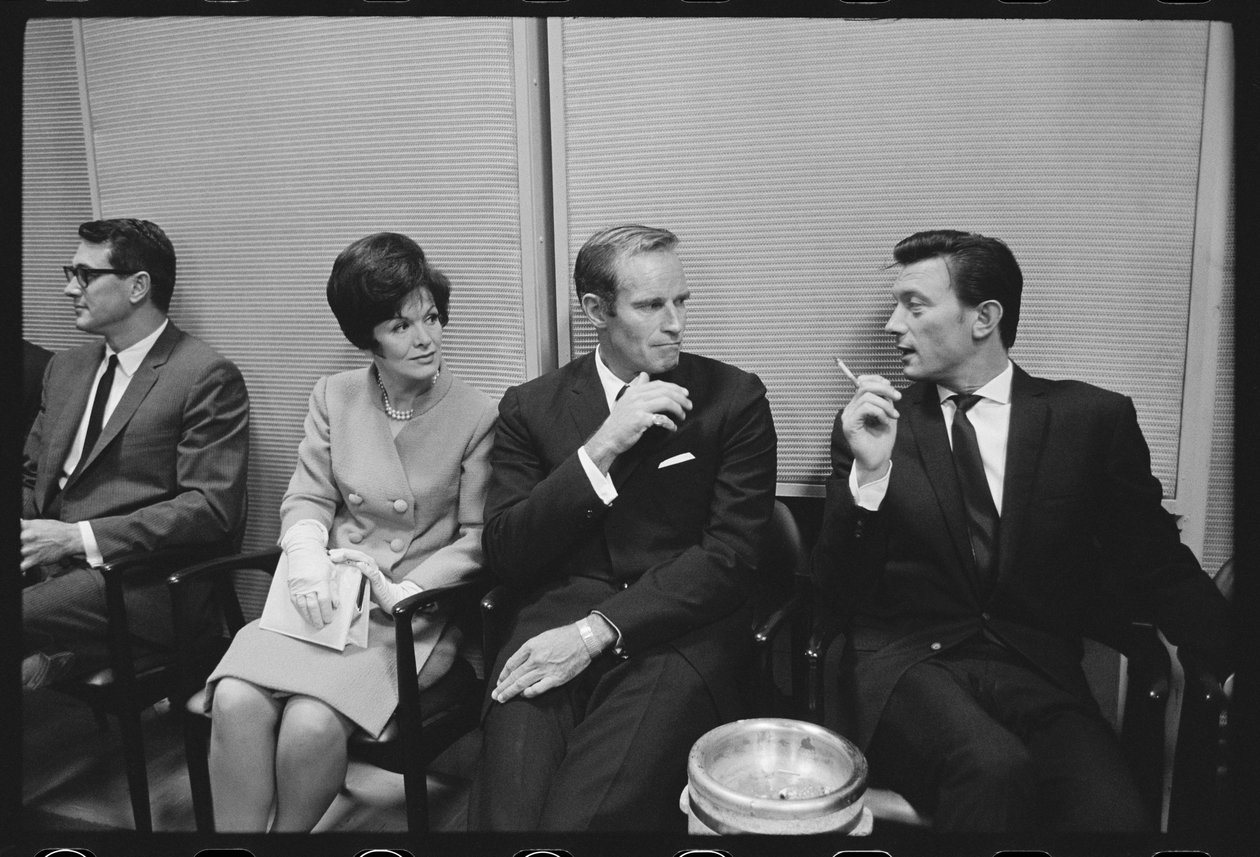 Rock Hudson, Charlton Heston, Laurence Harvey à espera para conhecer a Princesa Margaret de Orlando Suero