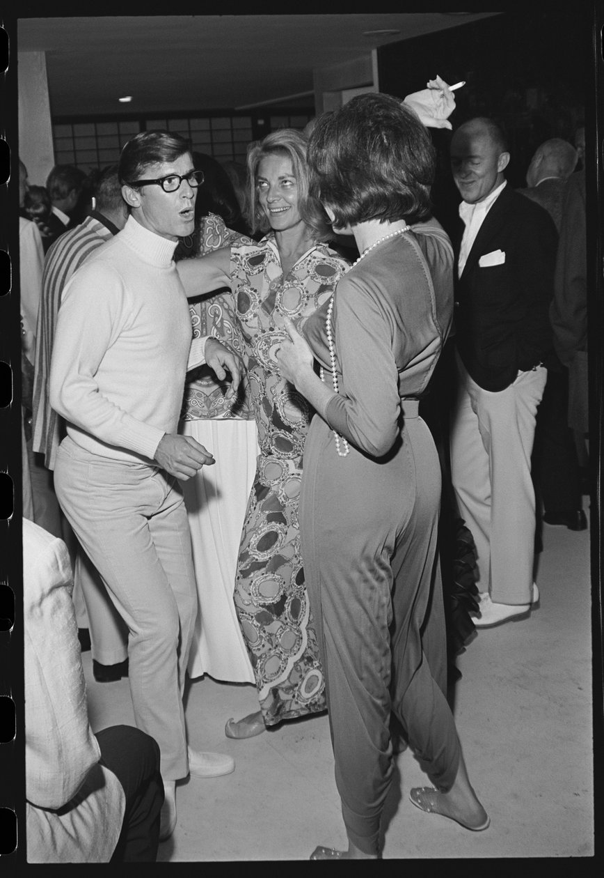 Roddy McDowall, Lauren Bacall, e Shirley MacLaine numa festa em casa de Malibu de Orlando Suero