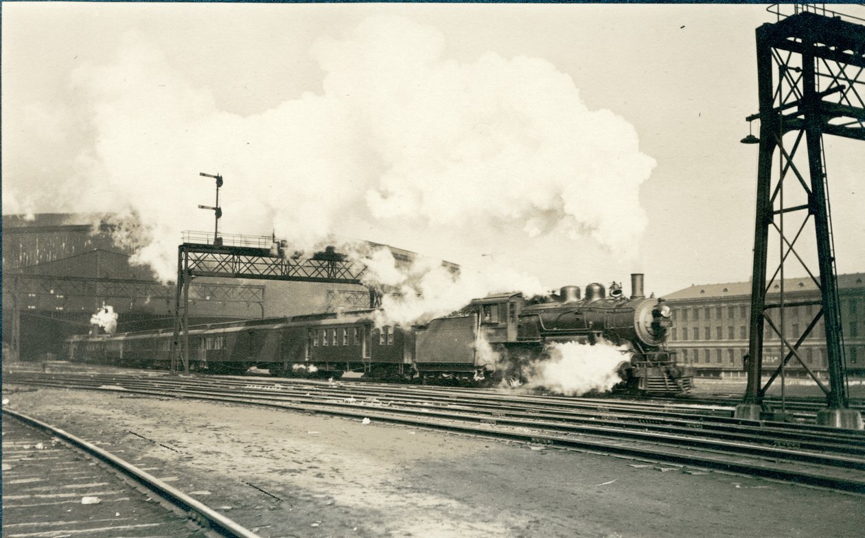 Comboio ferroviário que sai da Estação Union, St. Louis de Oscar C. Kuehn