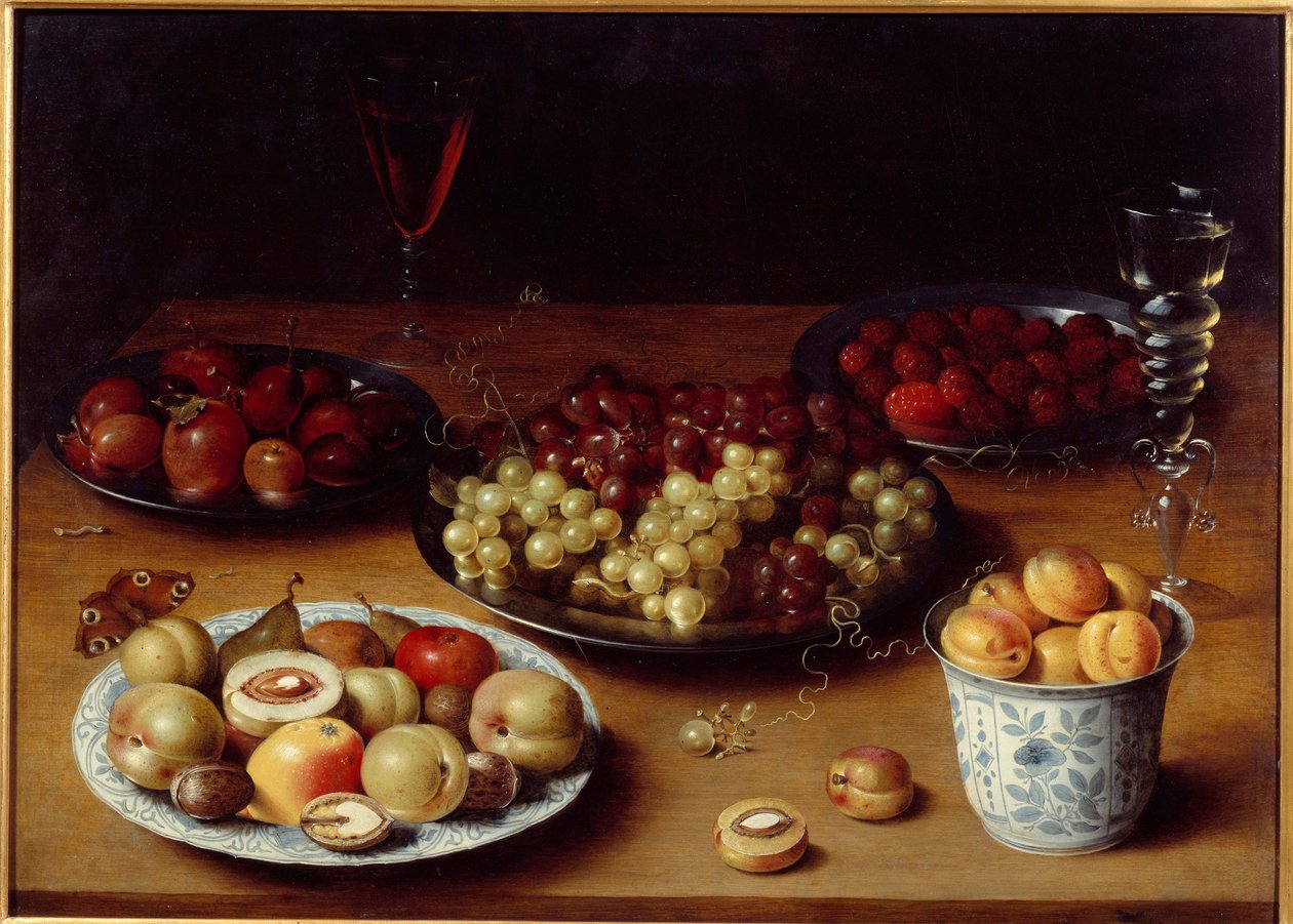 Natureza morta de fruta e copo Uma mesa coberta de ameixas, damascos, pêssegos, peras, uvas, framboesas e um copo de vinho tinto. Pintura de Osias Beert I ou l