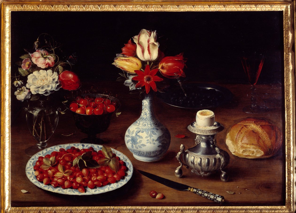 Natureza morta com vaso de flores Bouquets de tulipas e cravos com cerejas, morangos selvagens, ovo cozido (copo de ovo) e pão. Pintura de Osias Beert I ou l