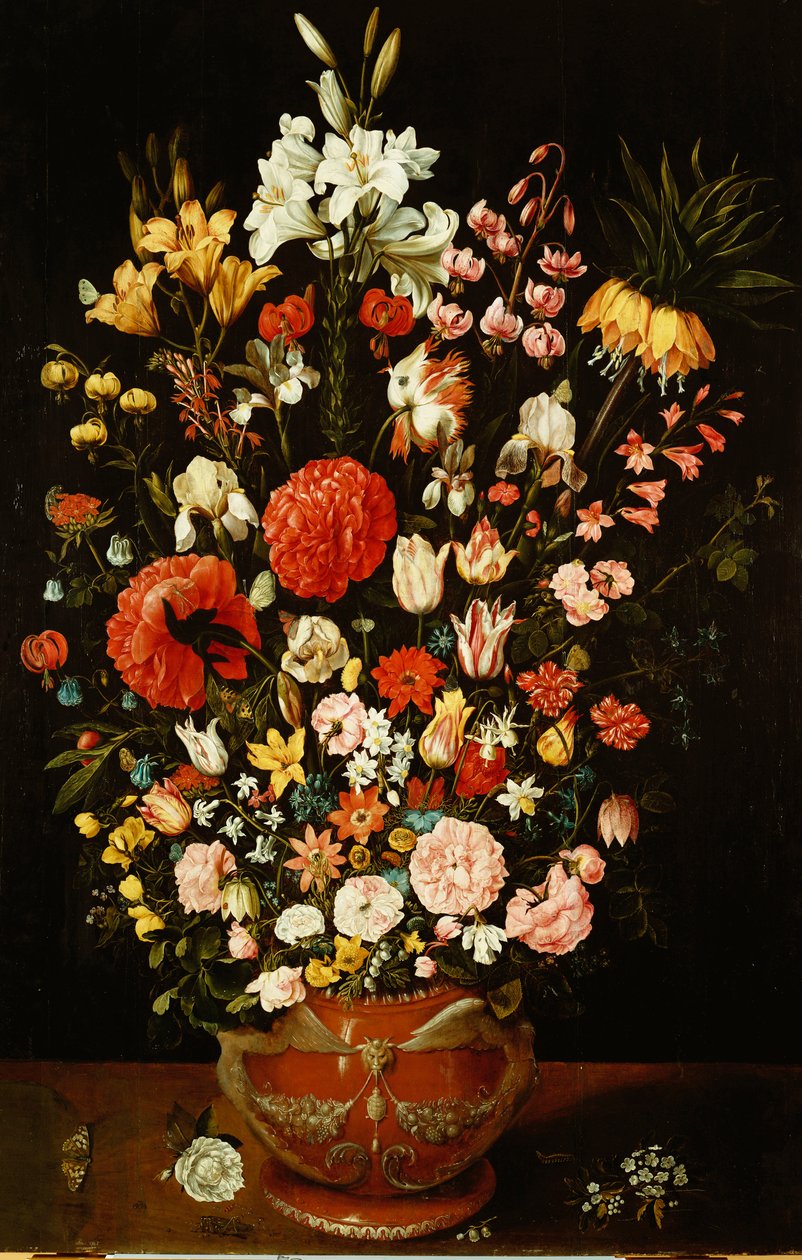 Tulipas, lírios, íris, rosas, cravos, peônias e outras flores em uma urna de terracota esculpida de Osias the Elder Beert