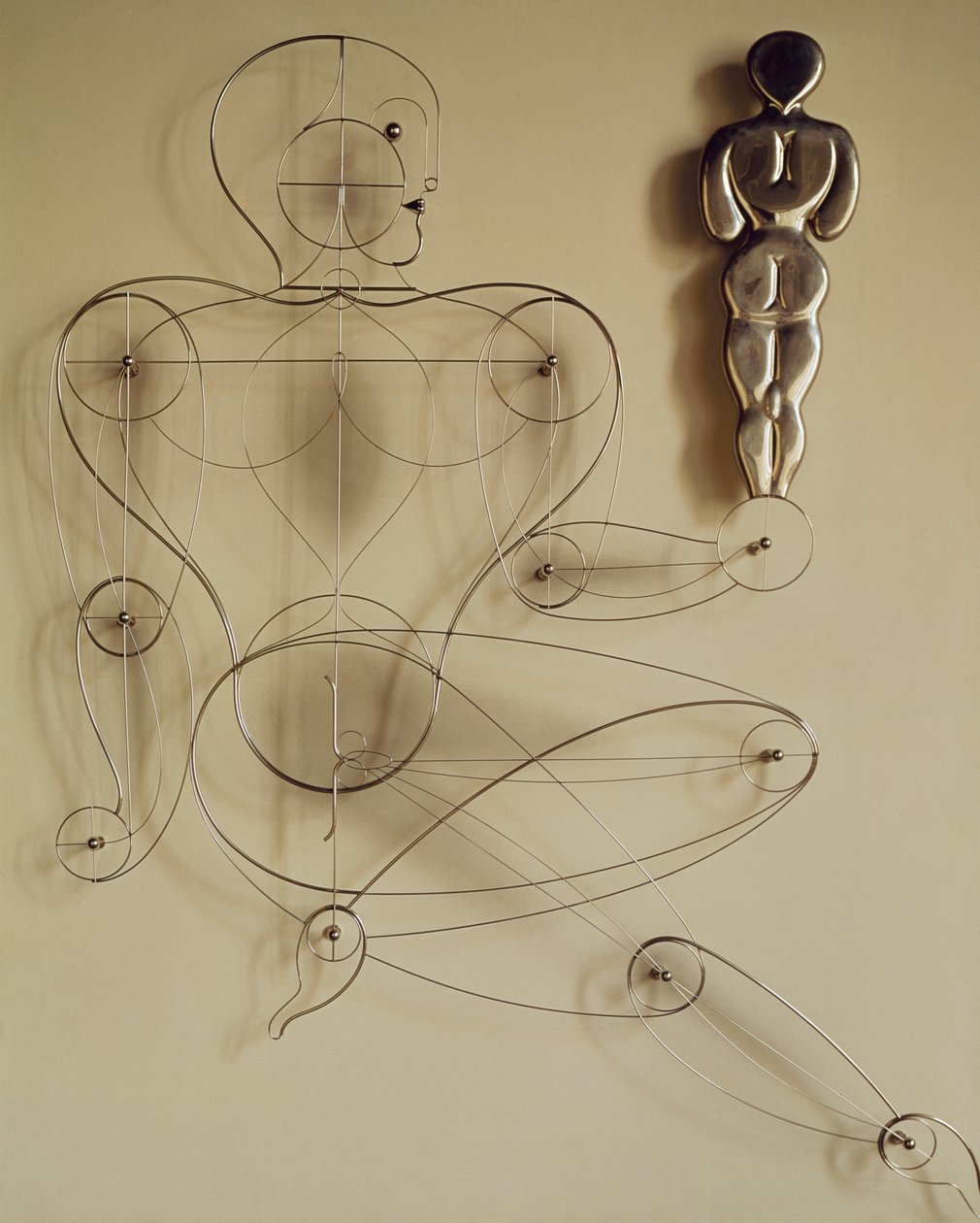 Homo, figura de arame com a figura de trás na mão de Oskar Schlemmer