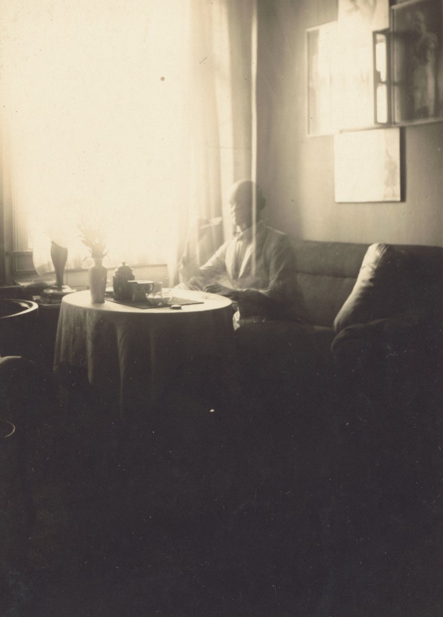 [Oskar Schlemmer sentado à mesa com serviço de café na Prellestrasse]. de Oskar Schlemmer