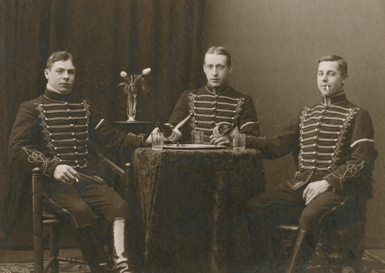 Três jovens cavaleiros uniformizados, Malmö, Suécia, década de 1920 de Otto Ohm