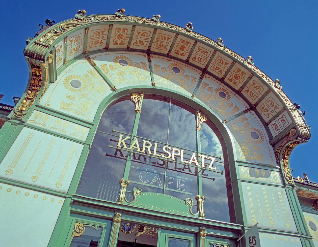 Vista do metro ligeiro de Karlsplatz de Otto Wagner
