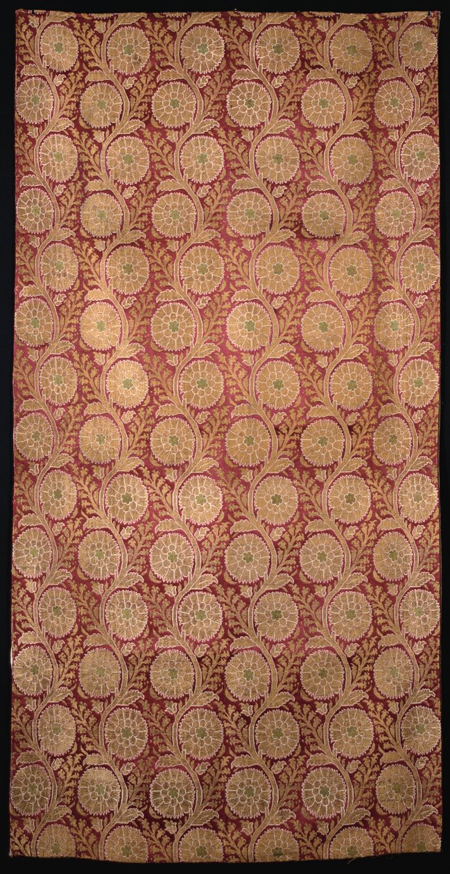Um pedaço de cetim vermelho tecido com hastes onduladas e flores douradas de Ottoman School