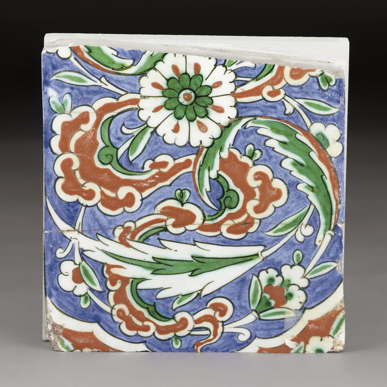 Uma telha de cerâmica parcial de Iznik, na Turquia Otomana, no final do século XVI de Ottoman School