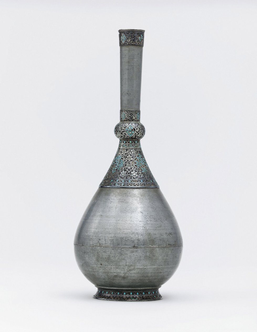 Uma garrafa de zinco com incrustações em prata turquesa otomana (turquesa, zinco, prata) de Ottoman School
