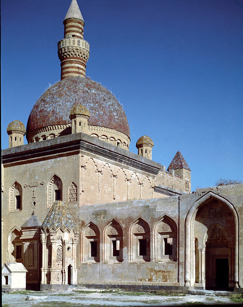 Pátio e mesquita do Palácio Ishak Pasa de Ottoman School