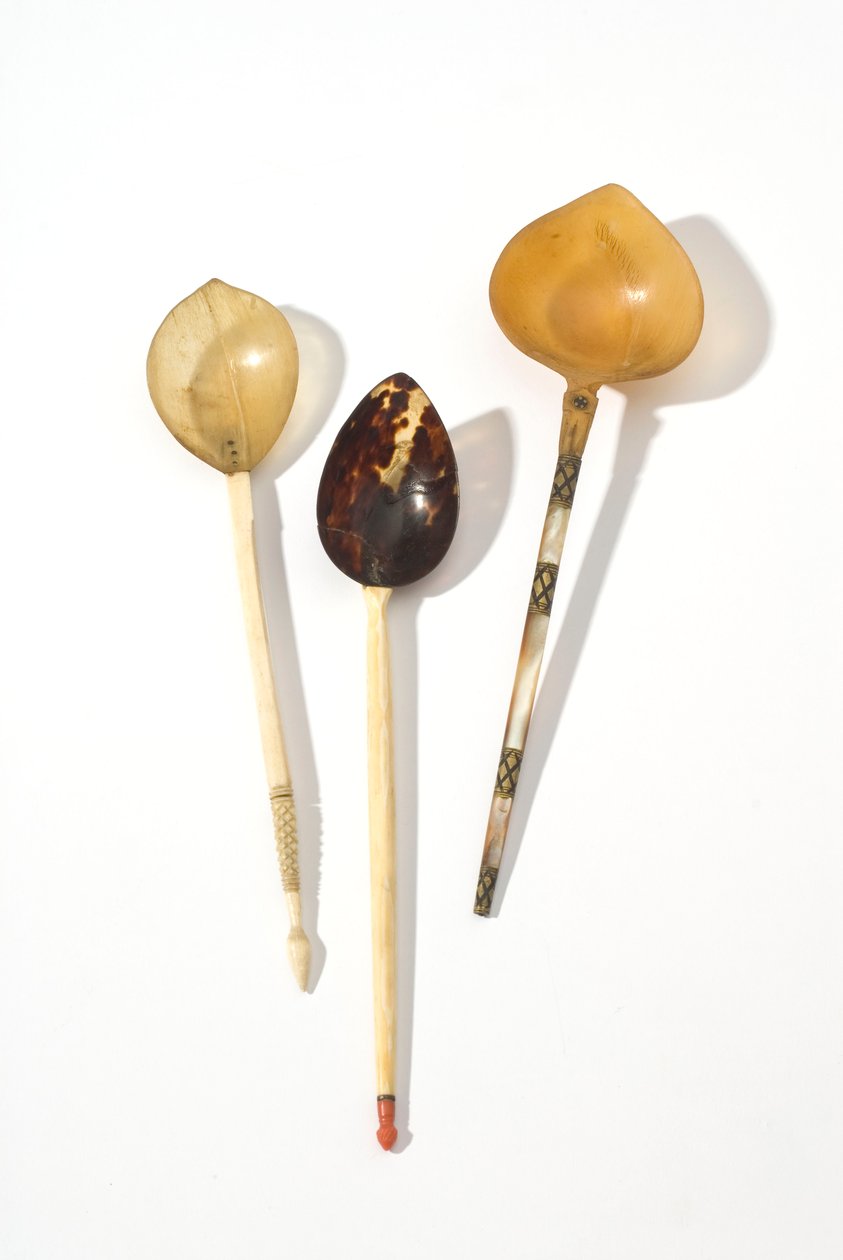 Três colheres otomanas do século 18 (Sherbat) (pérola, madrepérola, corra, osso, latão) de Ottoman School