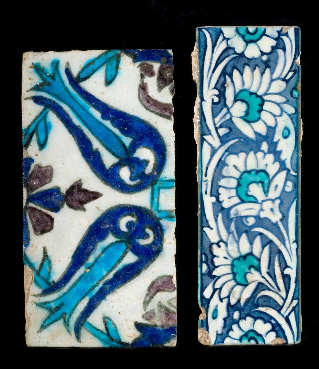 Dois fragmentos de ladrilhos de cerâmica otomanos da Síria do século 17 (cerâmica) de Ottoman School
