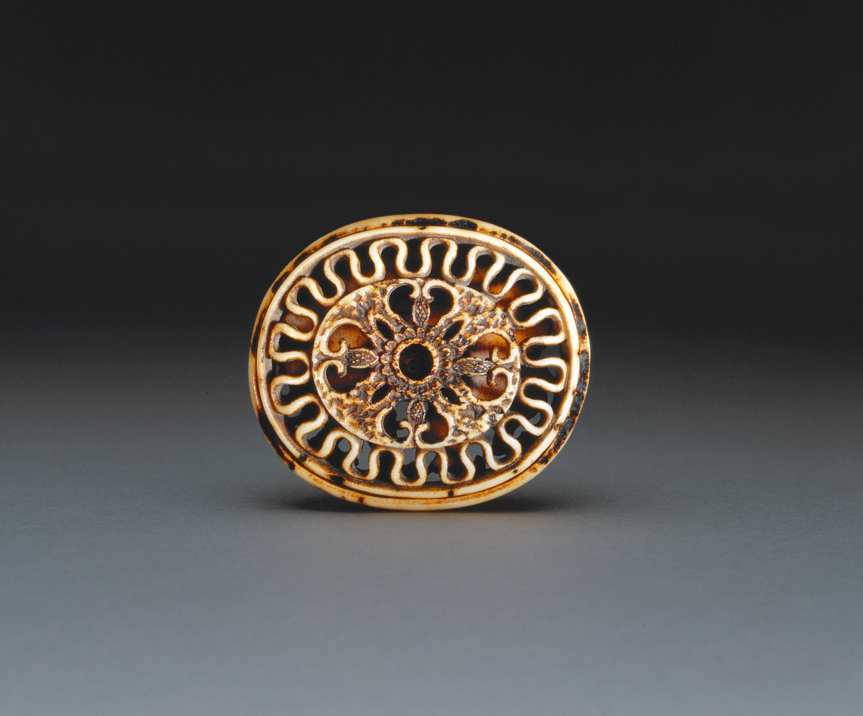 Base de um netsuke, c.1860-70 (stag-antler) (ver 205916) de Ozaki Kokusai