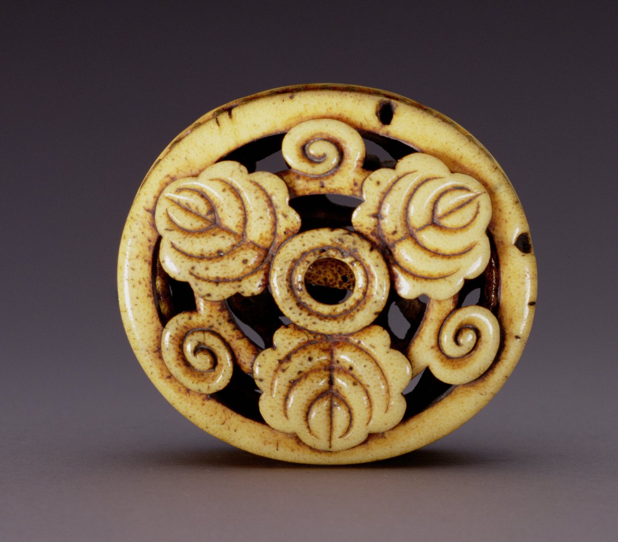 Netsuke na forma de uma caixa (hako) c.1870 (stag-antler) (para tampa ver 195498) de Ozaki Kokusai