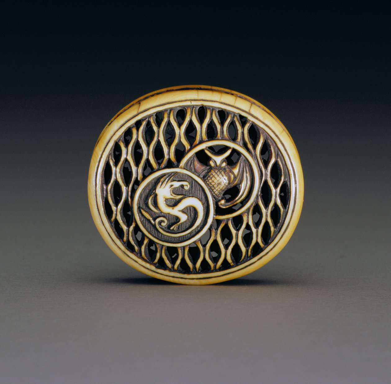 Anverso de um netsuke, c.1870 (para reverso ver 195486) de Ozaki Kokusai