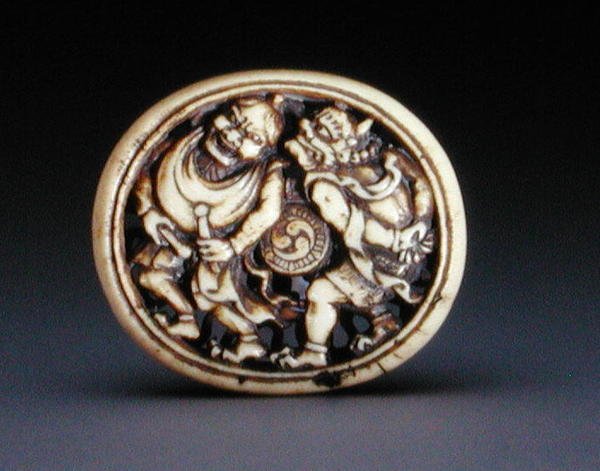 Netsuke representando Raiden com o deus do vento Futen, 1860-70 (veado-chifre) (ver 205917) de Ozaki Kokusai