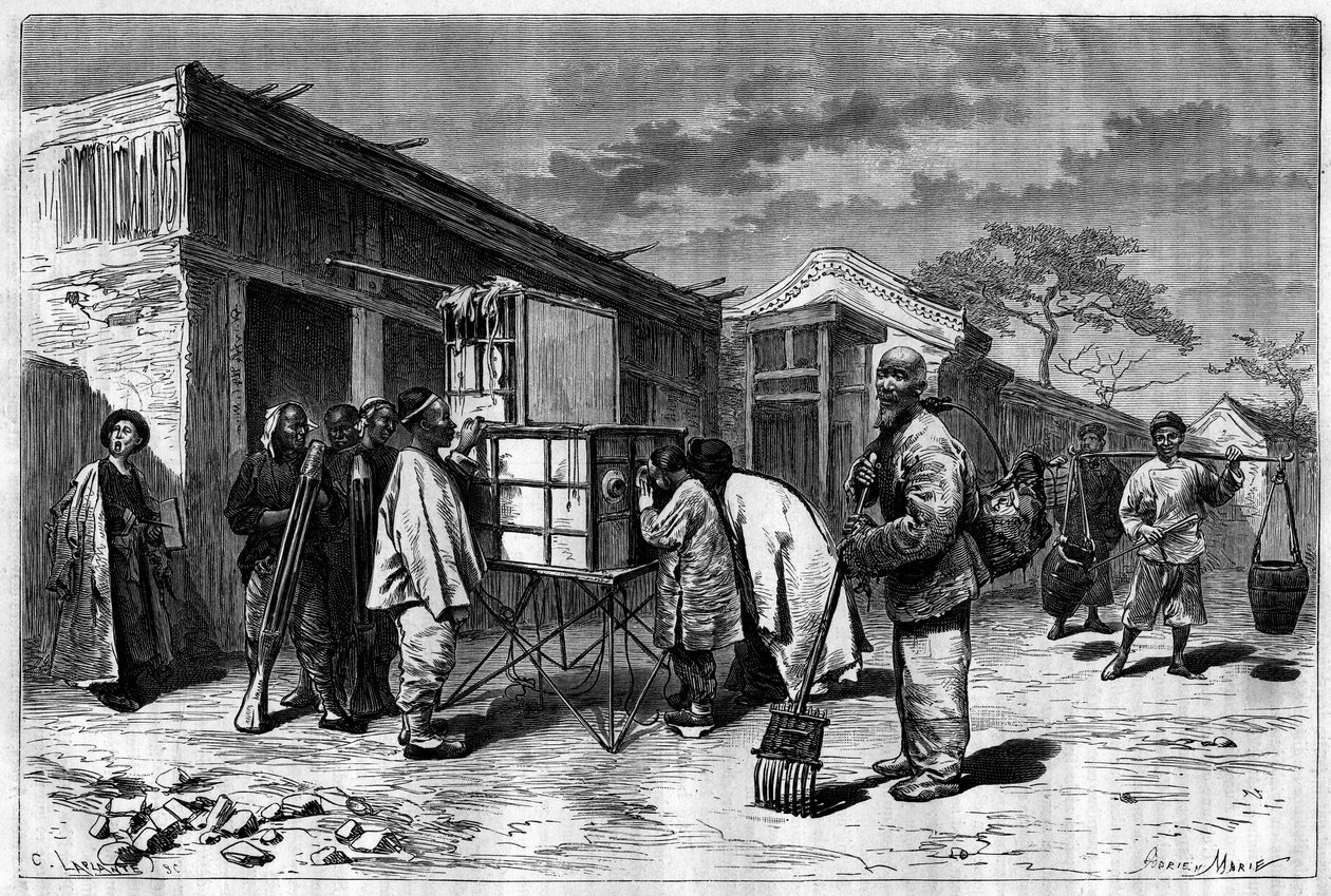 Actividade nas ruas de Pekin (Pequim), com um diorama do século XIX. Gravura a partir de um desenho de Sellier, de uma fotografia de Thomson, em "Le Tour du Monde, Nouveau journal des Voyages", editado por Edouard Charton, Paris. de P. (after) Sellier
