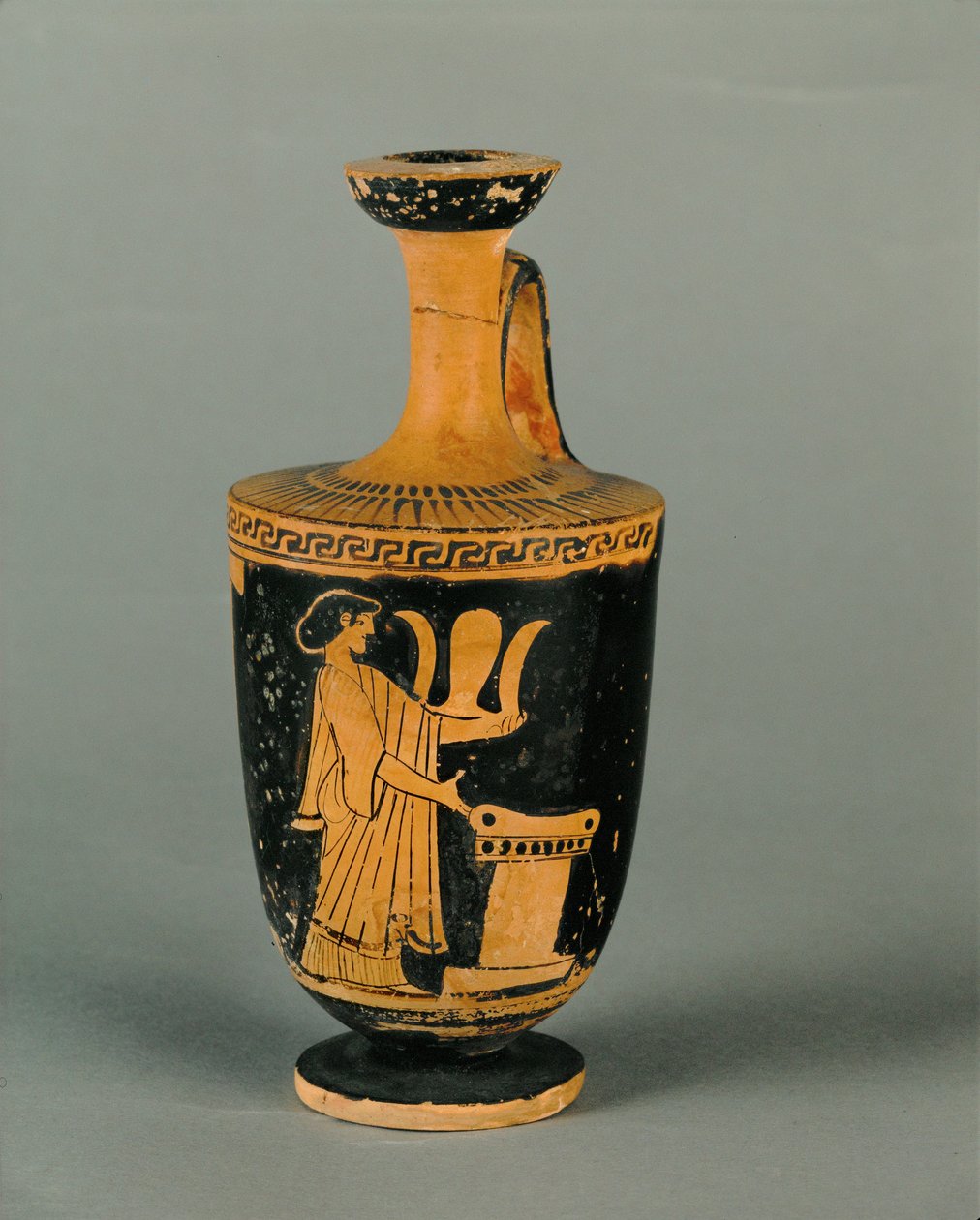 Mulher num altar. Pequeno lekythos de figura vermelha ... de Painter Icarus