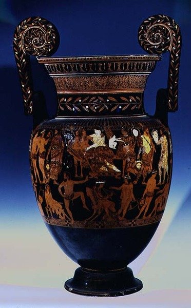 Cratera de sótão, decorada com uma cena de actores e músicos que se preparam para uma actuação perante Baco e Ariadne, grego, de Ruvo, século V a.C. (cerâmica) (ver também 119445-7) de Painter Pronomos