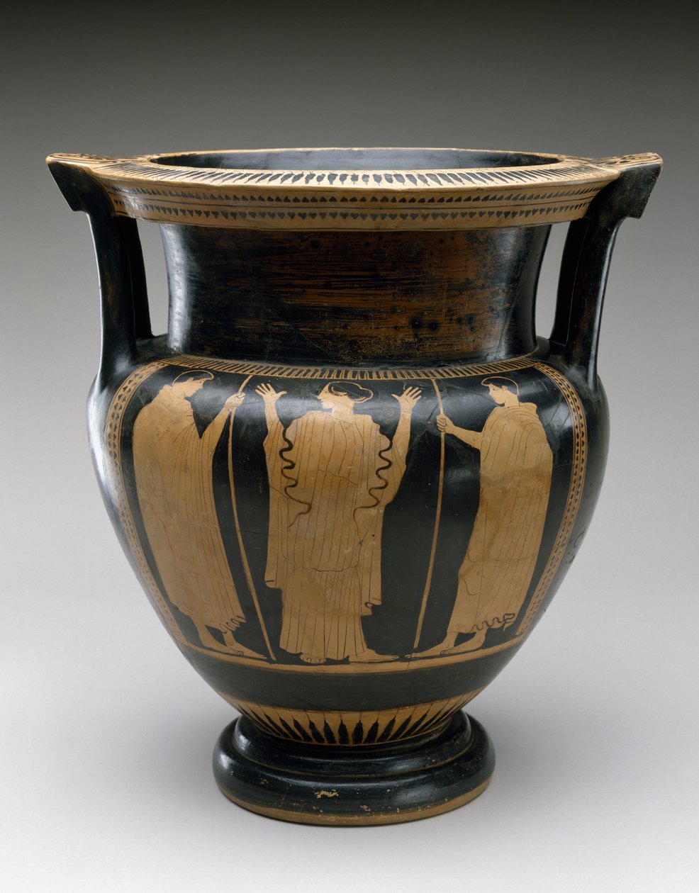 Coluna da Figura Vermelha Krater com cena de uma mulher e dois jovens, 480-460 aC (terracota) de Painter Syriskos