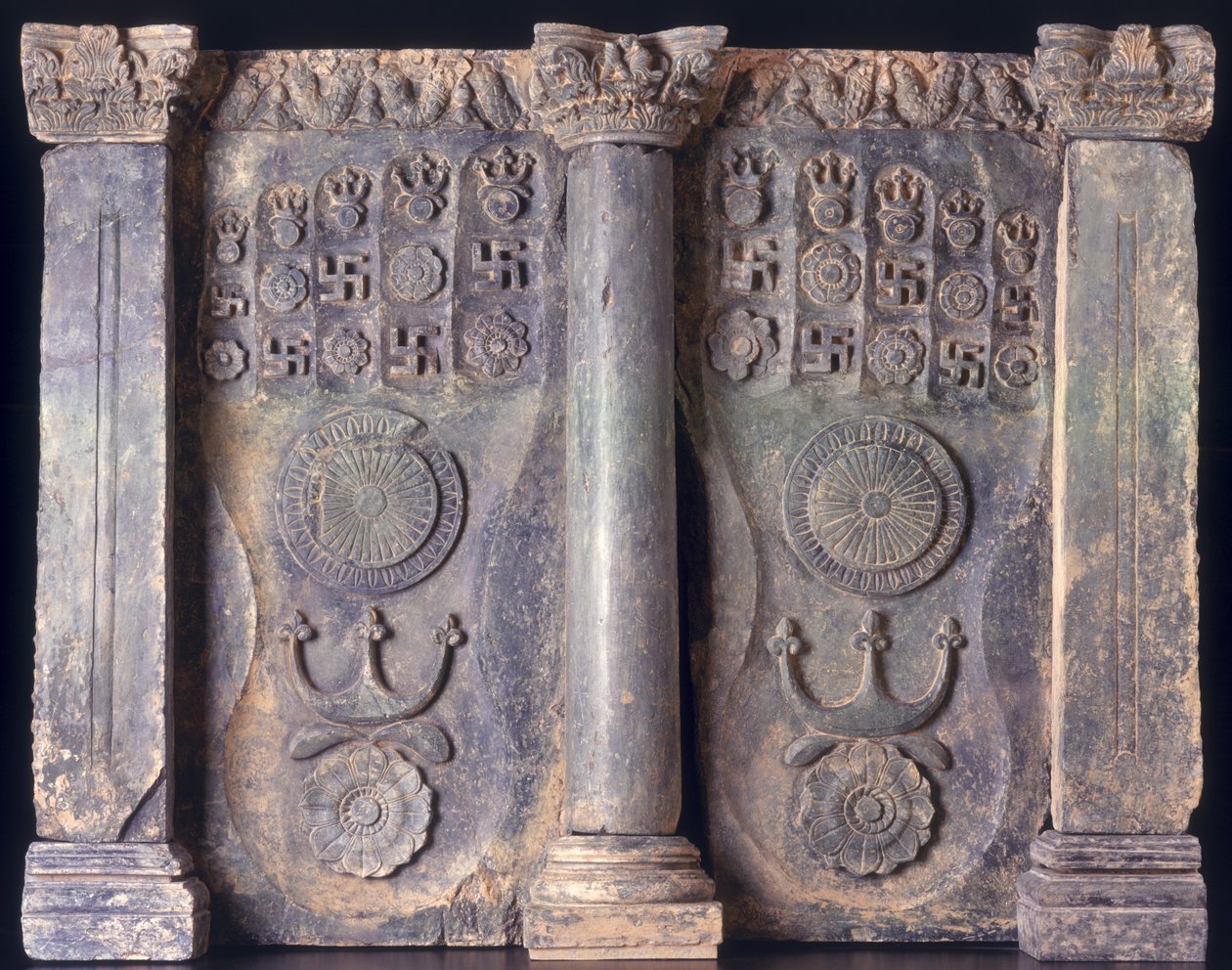 Friso mostrando as pegadas dos Budas, de Gandhara de 1 a 5 dC; de Pakistani School