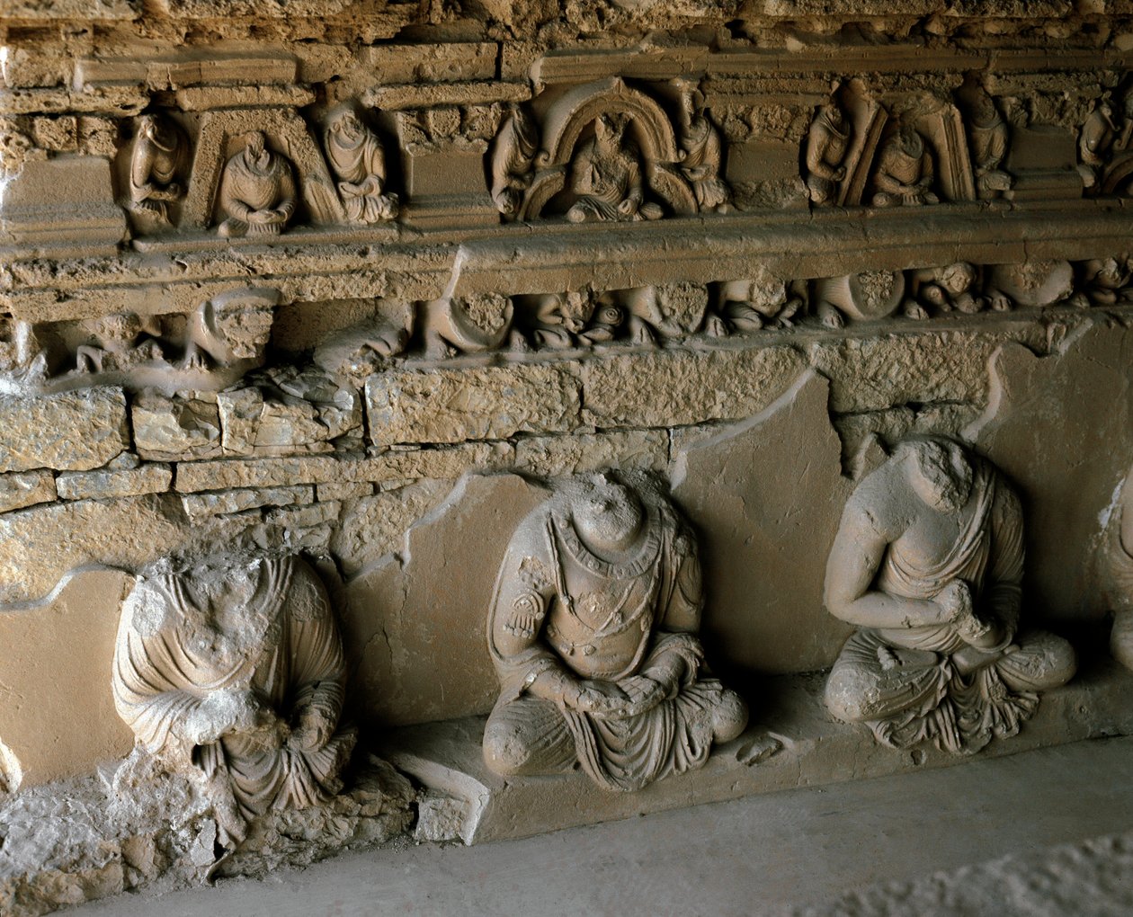 Estátuas de Buda no antigo mosteiro budista no distrito de Haripur, século II-1 a.C. de Pakistani School
