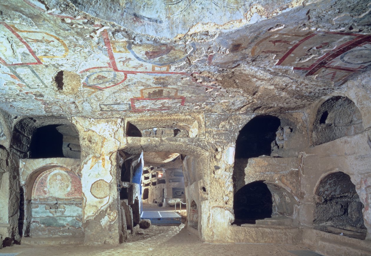 Interior, de, um, catacumba, câmara, corte, de, tufa, pedra, mostrando, fragmentos, de, frescoed, decoração, ò século de Paleo Christian