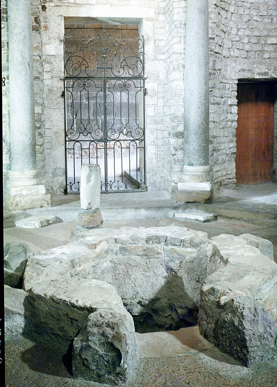 Interior do batistério octogonal da catedral de Paleo Christian