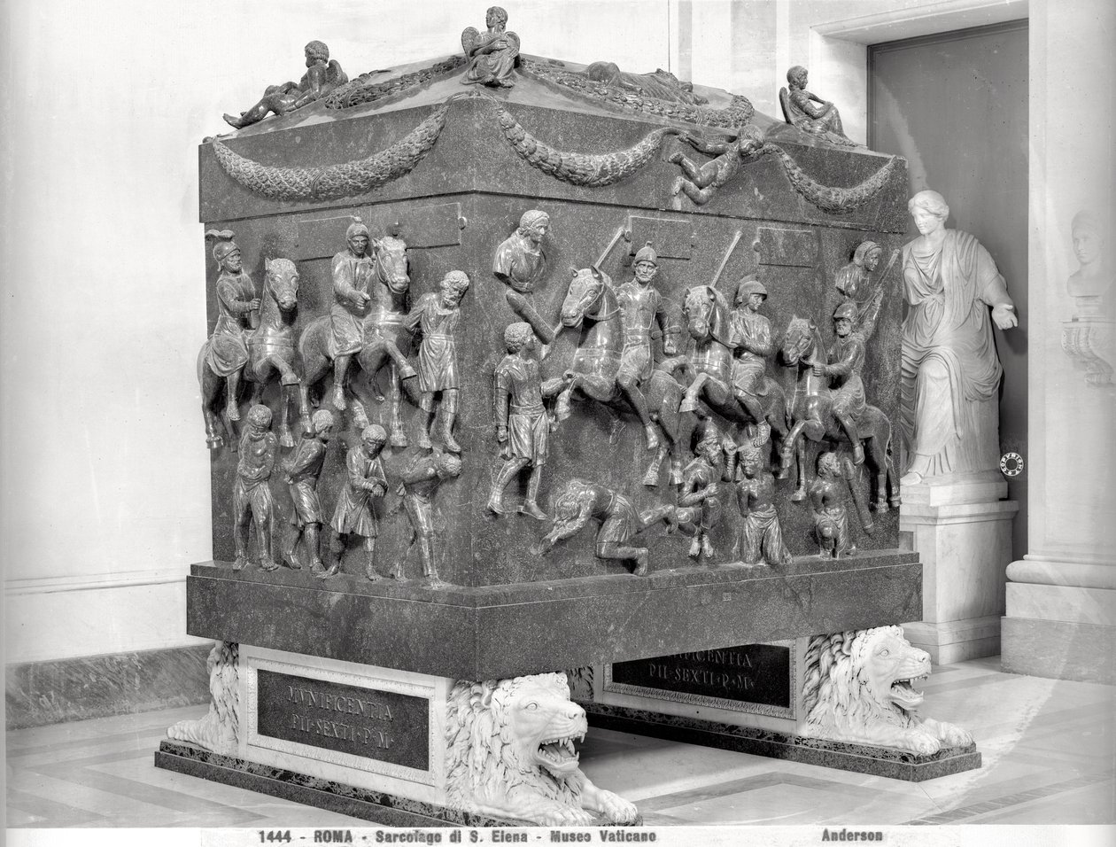 Sarcófago de Santa Helena representando cavaliers romanos e prisioneiros bárbaros (pórfiro) de Paleo Christian