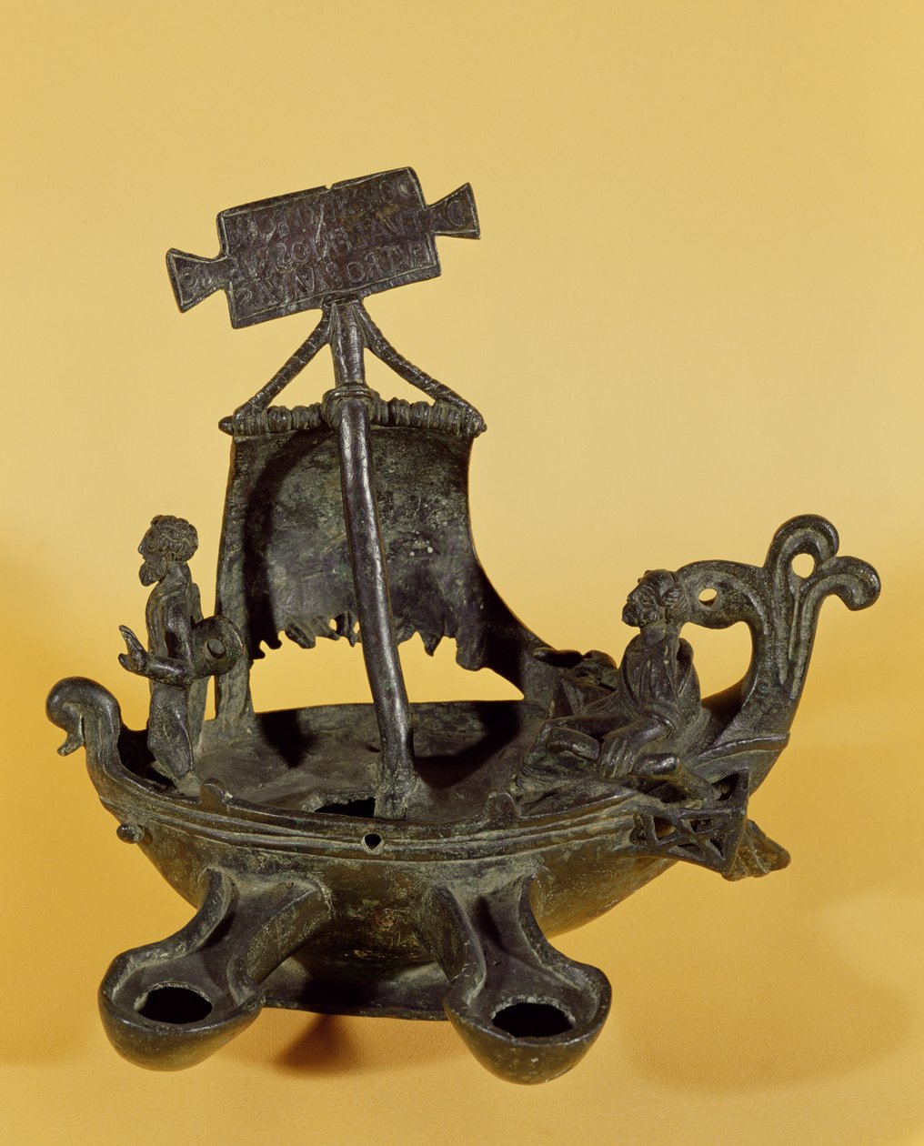 Lâmpada em forma de barco, com São Paulo e São Pedro (bronze) de Paleo Christian