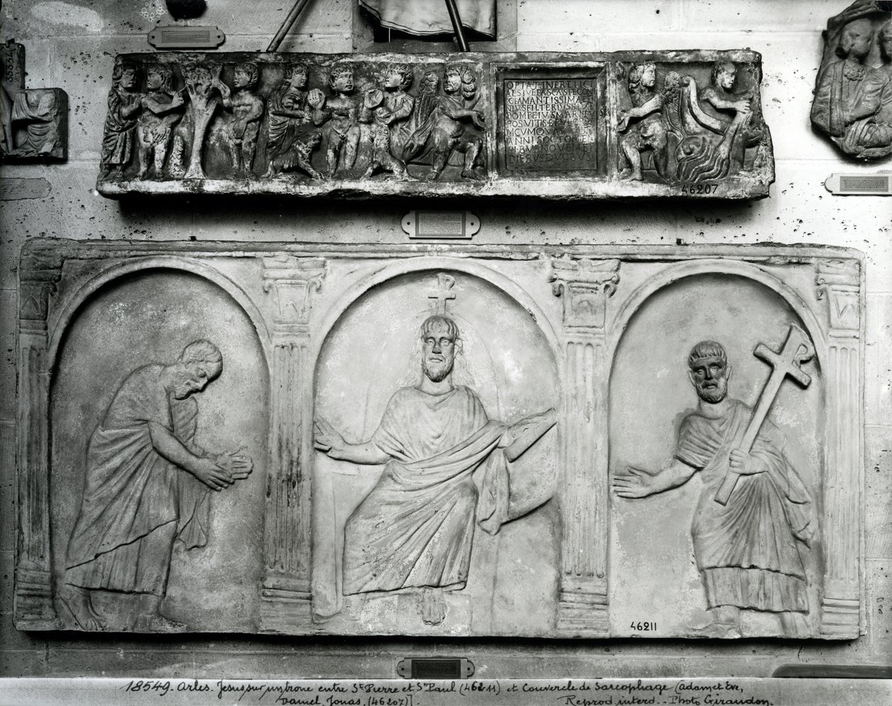 Cima: Tampa de um sarcófago representando Adão e Eva, Daniel e Jonas; Inferior: Cristo Enthroned com São Pedro e São Paulo de Paleo Christian