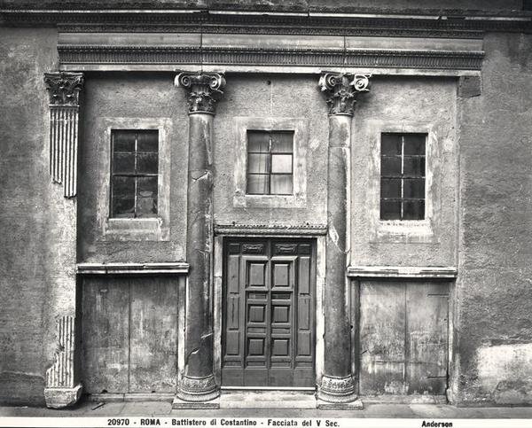 A fachada, construída pelo Imperador Constantino, c. AD 315-24 (foto a p/b) de Paleo Christian