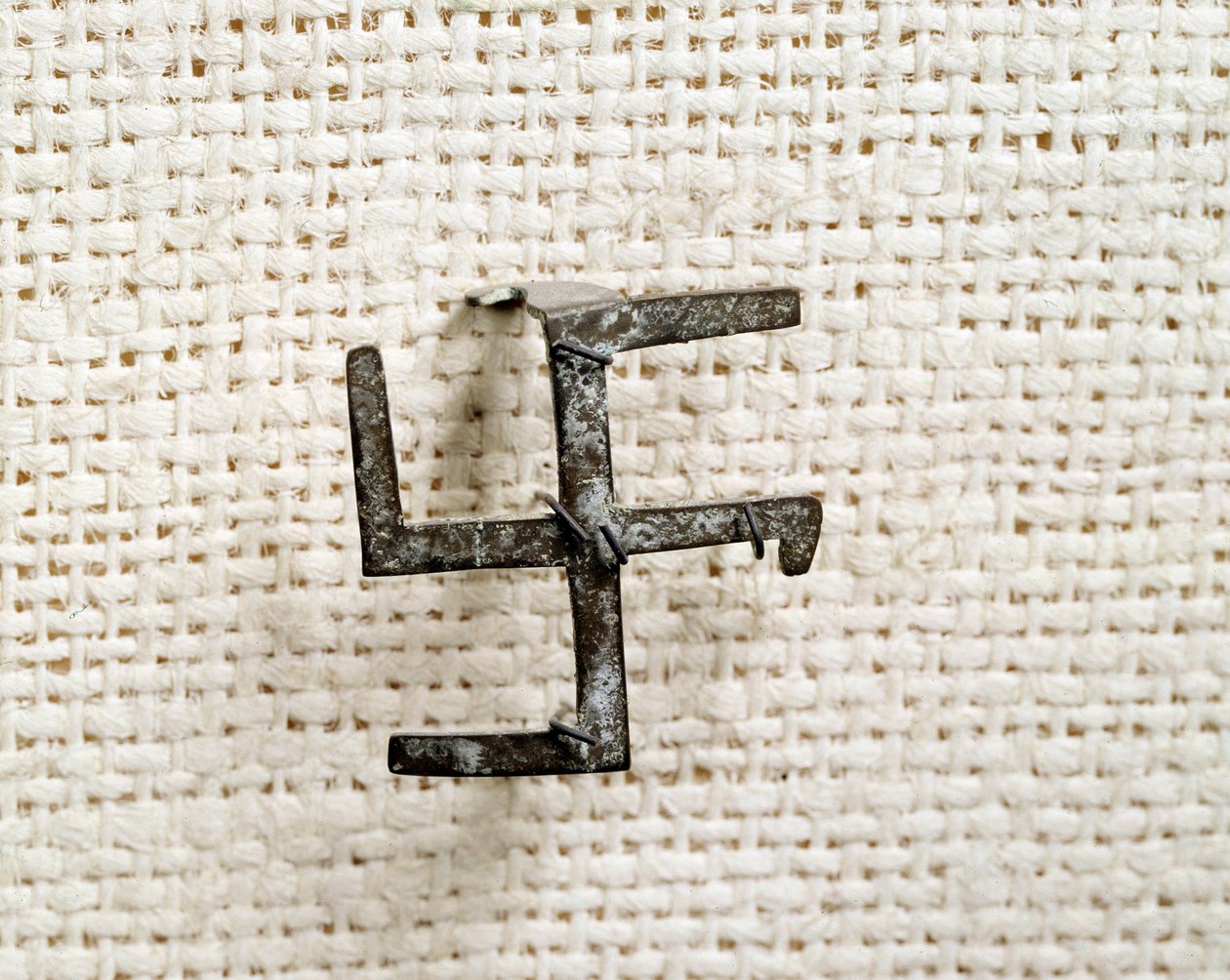 Antiguidade cristã: fíbula em forma de svastika (que irá inspirar o jogo da cruz). Século I a III. Museu Nacional de Arqueologia de Saint Germain en Laye de Paleo Christian