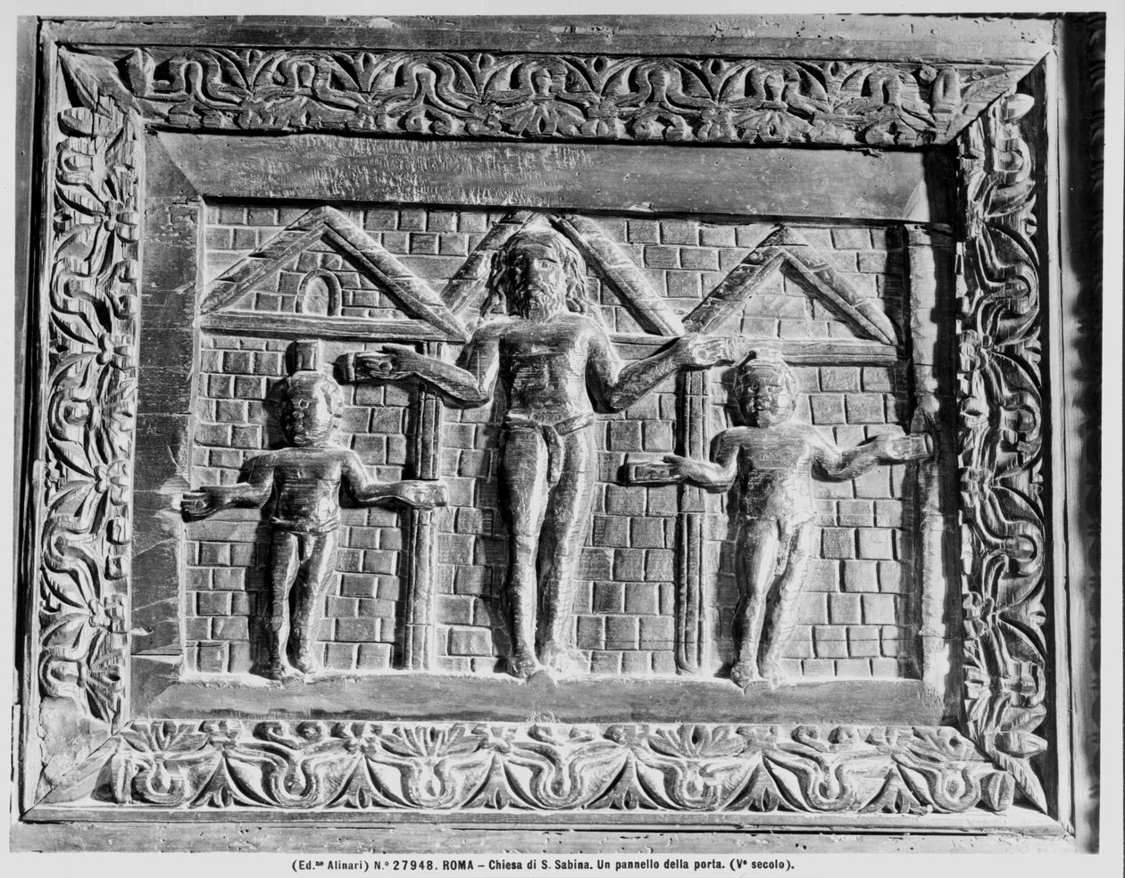 Detalhe da Crucificação da porta representando cenas do Antigo e do Novo Testamento (madeira) (foto a p/b) de Paleo Christian
