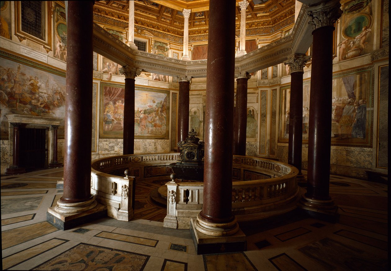Vista interior do batistério Paleocretiano de San Giovanni em Laterano (São João Laterano) (battistero lateranense ou San Giovanni em Fonte), construído em torno de 440. Roma de Paleo Christian