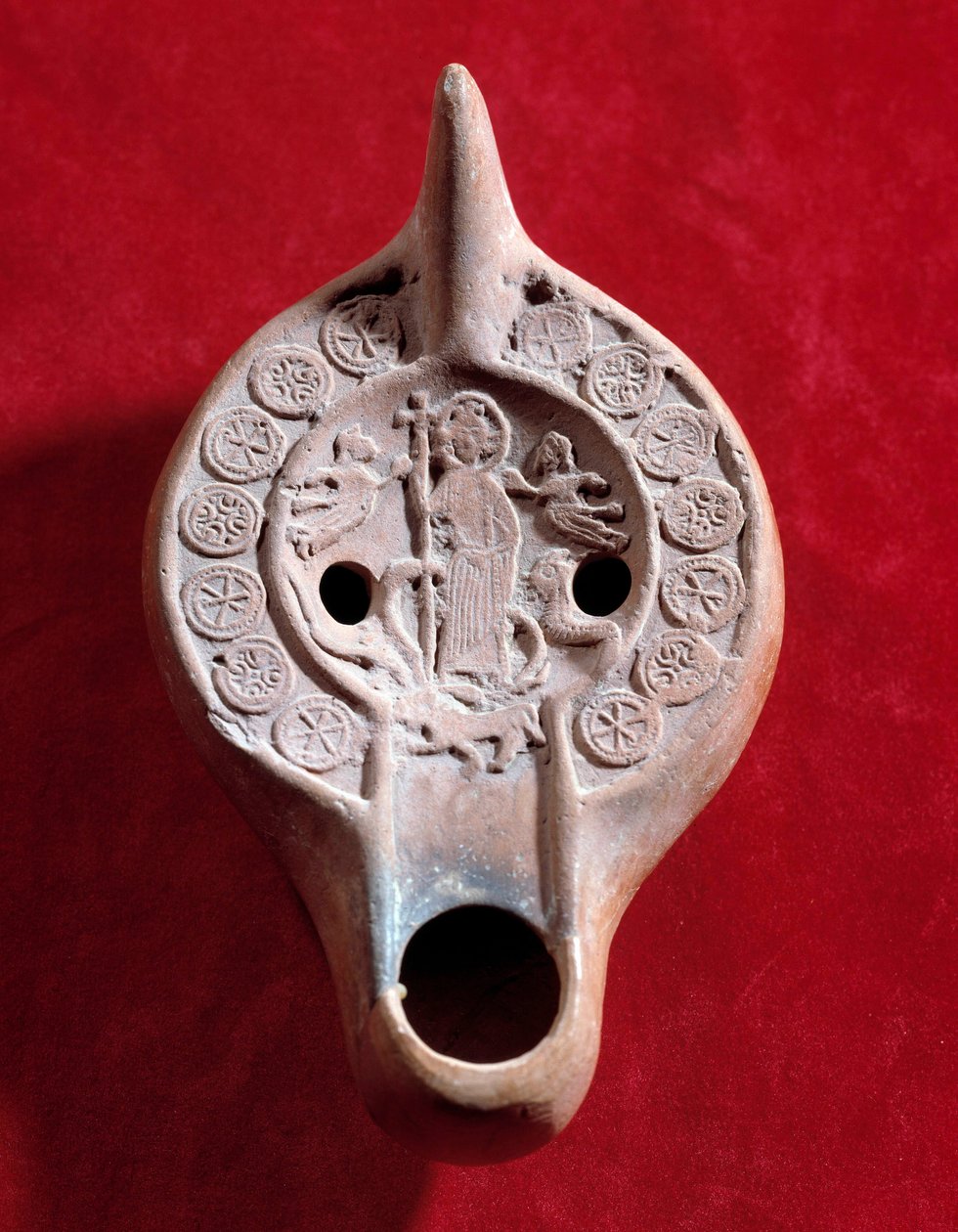 Arte Paleocristã: medalhão de candeeiro de petróleo em terracota decorada de um Cristo triunfante. Realizado sob o baixo Império Romano (307-425 d.C.) na Tunísia. Descoberto em Timgad (Argélia). Sol 0,03x0,13x0,08 m Paris, musee du Louvre de Paleo Christian