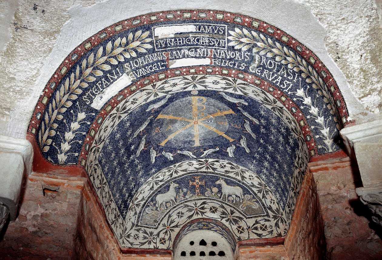 Arte Paleocristã: o monograma de Cristo está rodeado por símbolos da Santíssima Trindade. Mosaico do século V ou VI. Baptistere d
