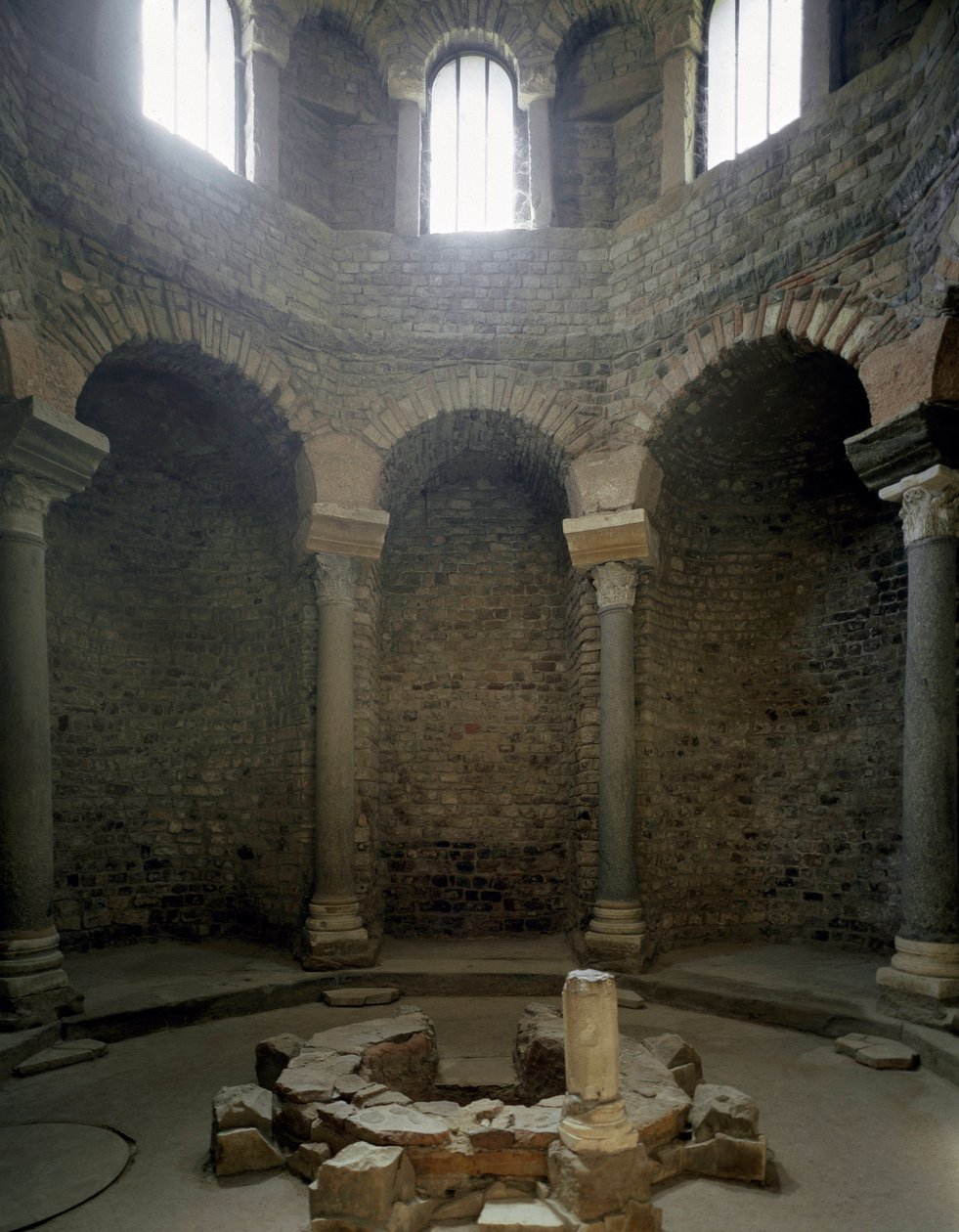 Arte Paleocristã: vista do interior do batistério, século V. Frejus (Var) de Paleo Christian