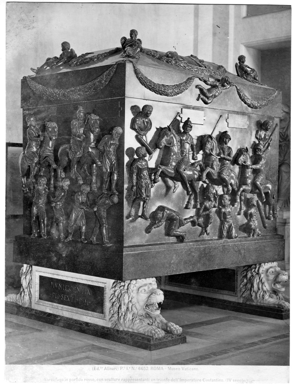 Sarcófago de Santa Helena representando cavaliers romanos e prisioneiros bárbaros (pórfiro) de Paleo Christian