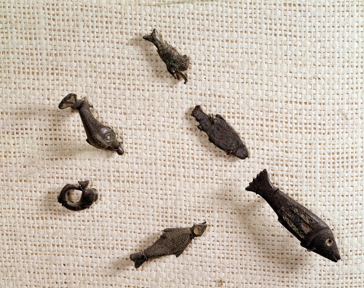 Antiguidade cristã: fíbulas e jóias de metal com a forma de peixe. Museu Nacional de Arqueologia, Saint Germain en Laye de Paleo Christian Paleo Christian